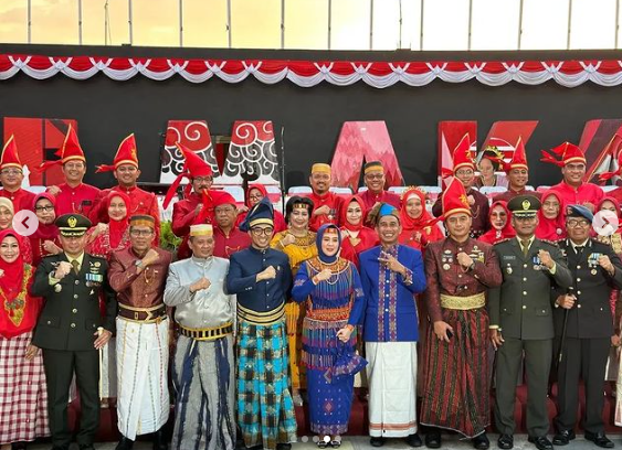 Rudianto Lallo Kompak Bersama Fatmawati Rusdi Mengenakan Baju Adat Toraja, Saat Upacara Penurunan Bendera HUT RI ke-78
